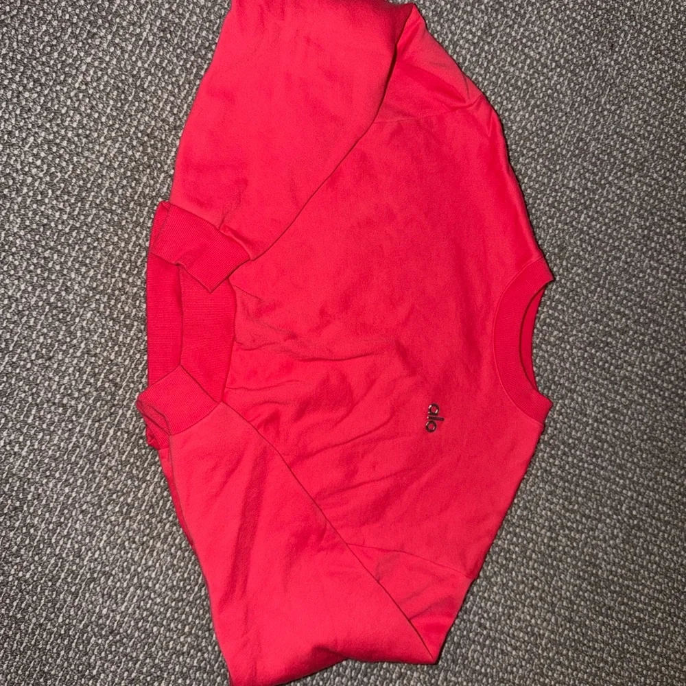 ALO Yoga Cropped Sweatshirt in Bright Pink